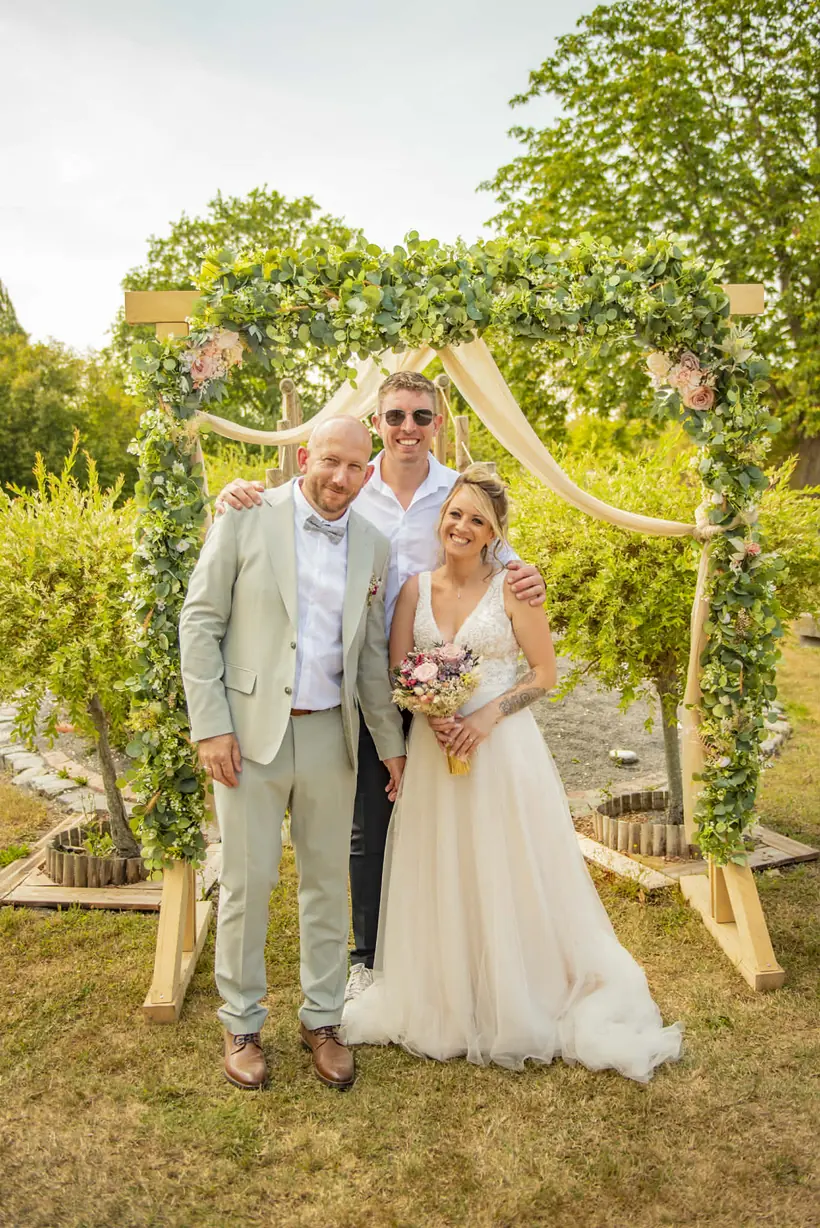 Guillaume, DJ B-Event, avec les mariés sous l'arche de cérémonie