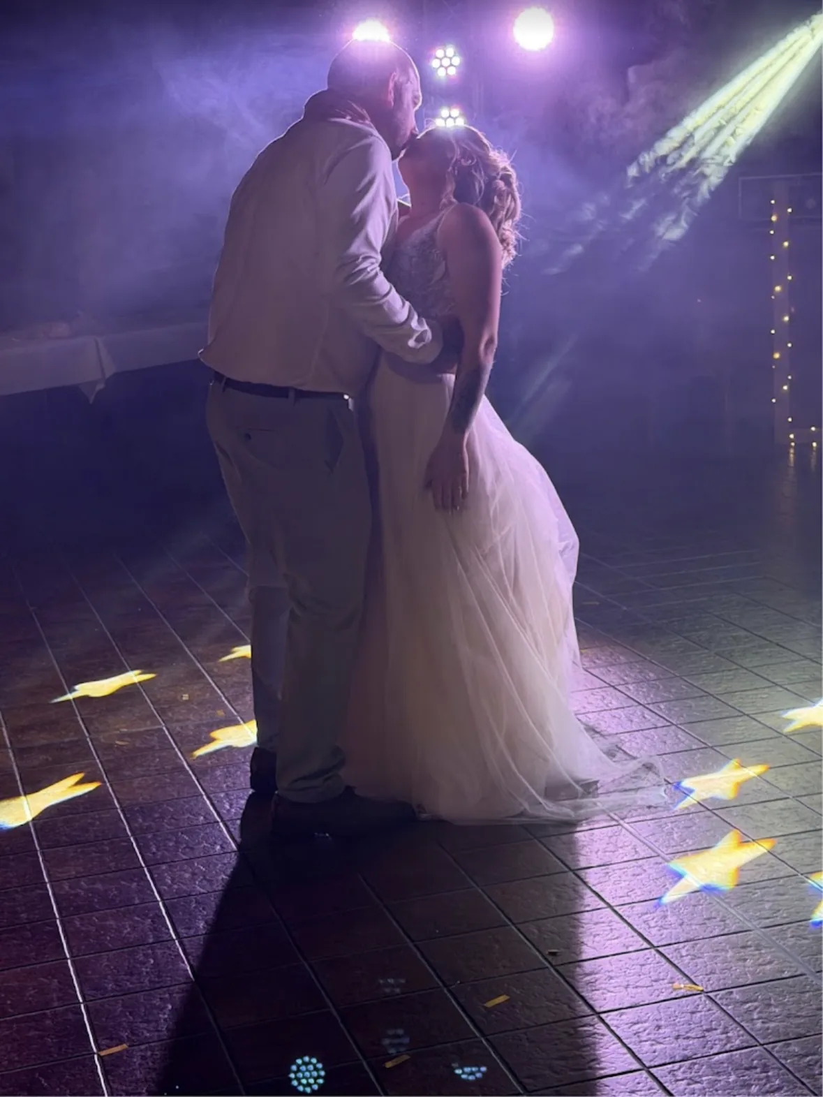 Ouverture de bal d'un mariage sonorisé et éclairé par B-Event, faisceau et étoiles projetées sur la piste