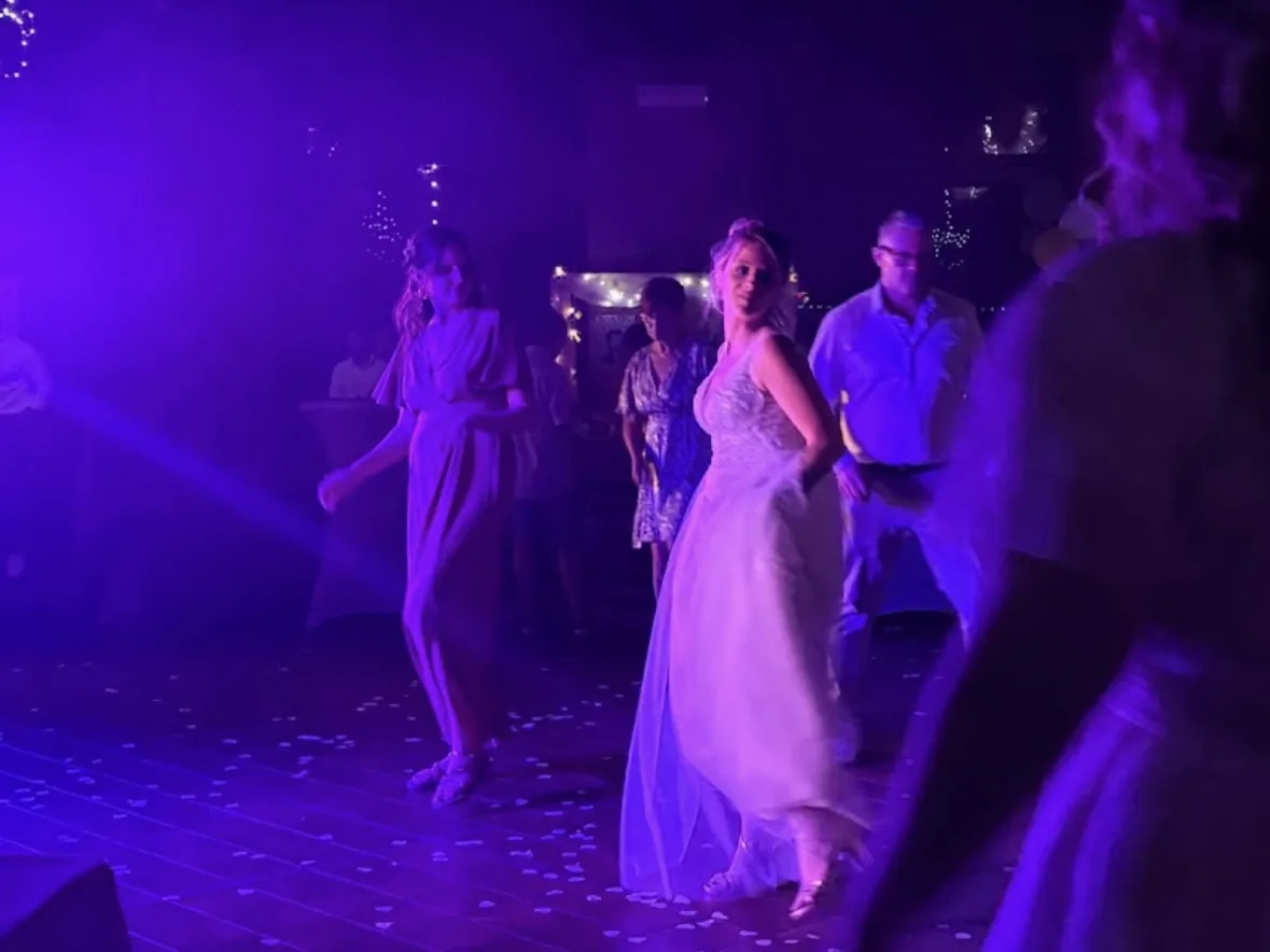 Invités et mariée sur la piste de danse lors d'un mariage animé par B-Event