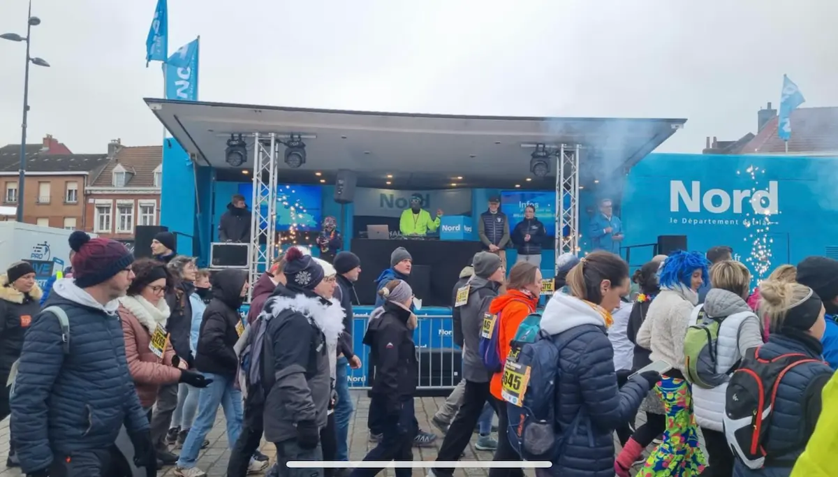 Sonorisation et podium du triathlon de Gravelines par B-Event, tonnelle et enceintes sur pieds face au public